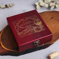 Винный набор: нож-сомелье со штопором, каплеуловитель, нож для фольги и пробка для вина с шахматами &laquo;Золотому человеку&raquo;.