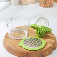 Соковыжималка Доляна Freshbo, с контейнером и насадкой, цвет зелёный Соковыжималка Доляна Freshbo, с контейнером и насадкой, цвет зелёный