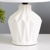 Лампа настольная "Грани" 1х25Вт E14 белый 20х20х30см RISALUX Лампа настольная "Грани" 1х25Вт E14 белый 20х20х30см RISALUX