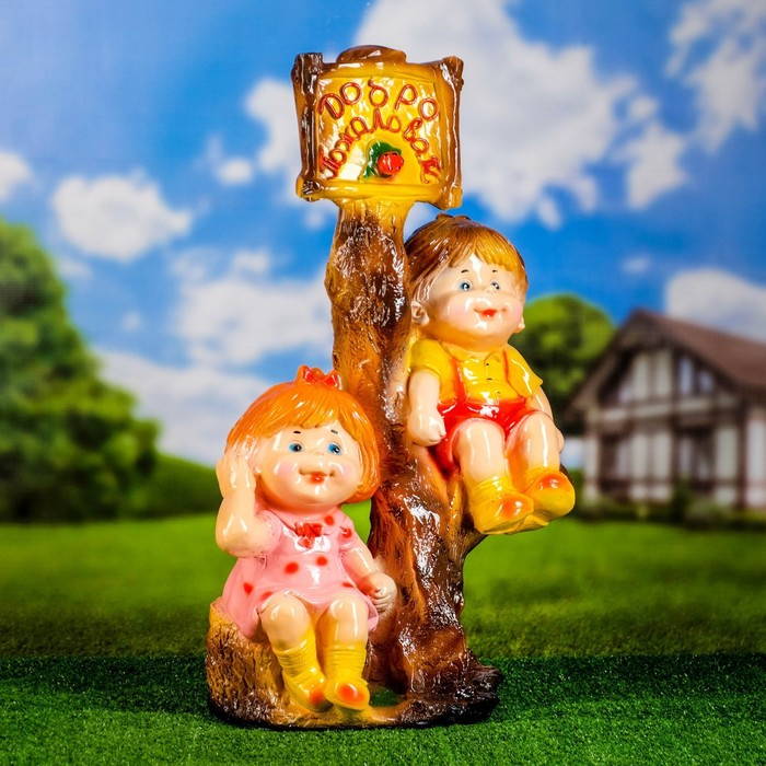 Садовая фигура Садовая фигура "Мальчик и девочка на дереве", 40х31х66см, МИКС