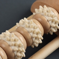 Массажёр для ног &laquo;Ножное счастье&raquo;, 14,5 &times; 8,5 &times; 5 см, 4 колеса с шипами, деревянный, цвет бежевый