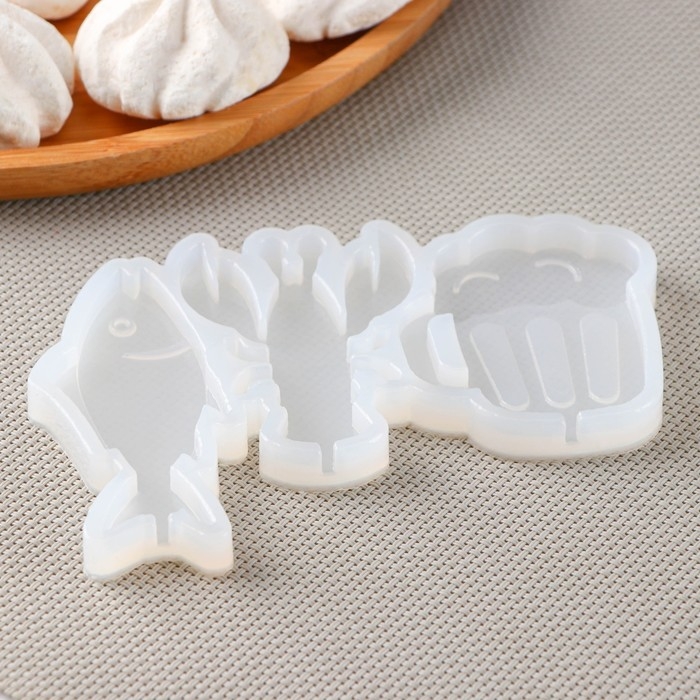 Силиконовый молд для леденцов и шоколада &laquo;Пивной набор&raquo;, 13,5&times;8,5&times;0,9 см, рыба 7,5&times;3 см, кружка 6&times;5 см, рак 6,5&times;5 см, цвет прозрачный