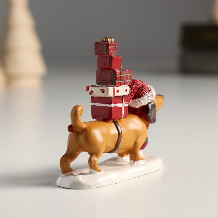 Сувенир полистоун "Такса в шапке несёт подарки" 8х2,5х6,5 см