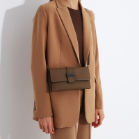 Сумка-клатч на магните, длинный ремень, цвет бежевый