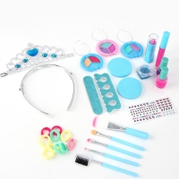 Набор детской косметики в чемодане &laquo;Сказка&raquo;, тени, блески для губ, глиттер, лаки для ногтей, наклейки, пилочка, кисти, косметичка, корона