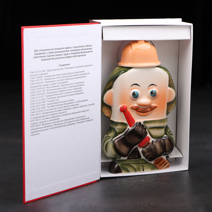 Штоф фарфоровый &laquo;Пожарный&raquo;, 0.4 л, в упаковке книге