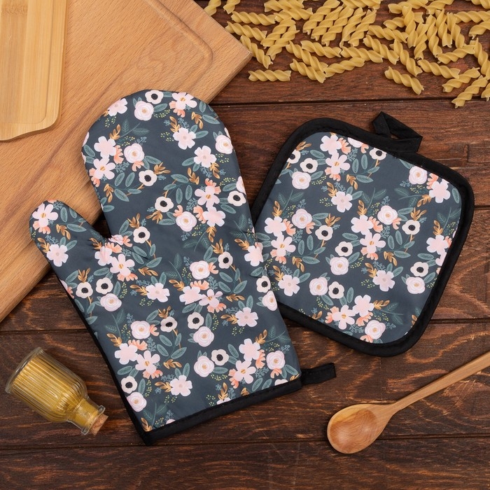 Кухонный набор 2 прихватки Доляна &laquo;Цветочки&raquo; , прихватка 17х17 см, варежка 24х18 см, 100% п/э