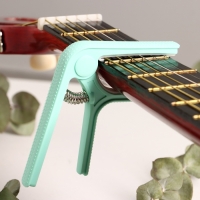 Каподастр для гитары Music Life салатовый Каподастр для гитары Music Life салатовый