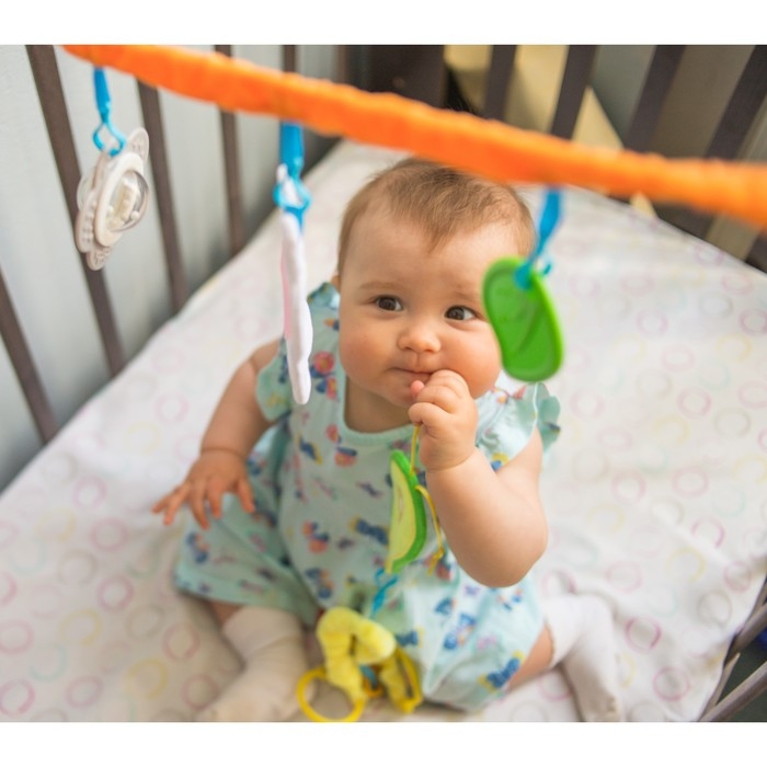 Растяжка - погремушка мягкая на кроватку/коляску &laquo;Зайка&raquo;, Крошка Я