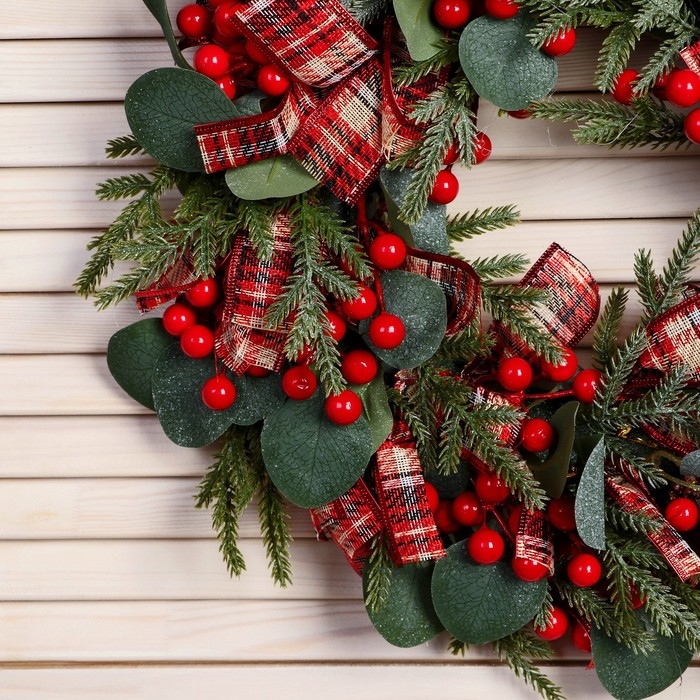Венок новогодний d- 35 см "Уютная сказка" клетчатые ленты ягоды матовые листья