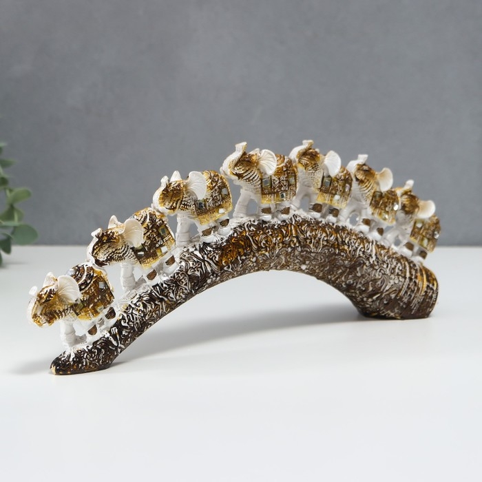 Сувенир полистоун "Семь белых слонов с попоной из арабского ковра на роге" 11,5х31х5 см