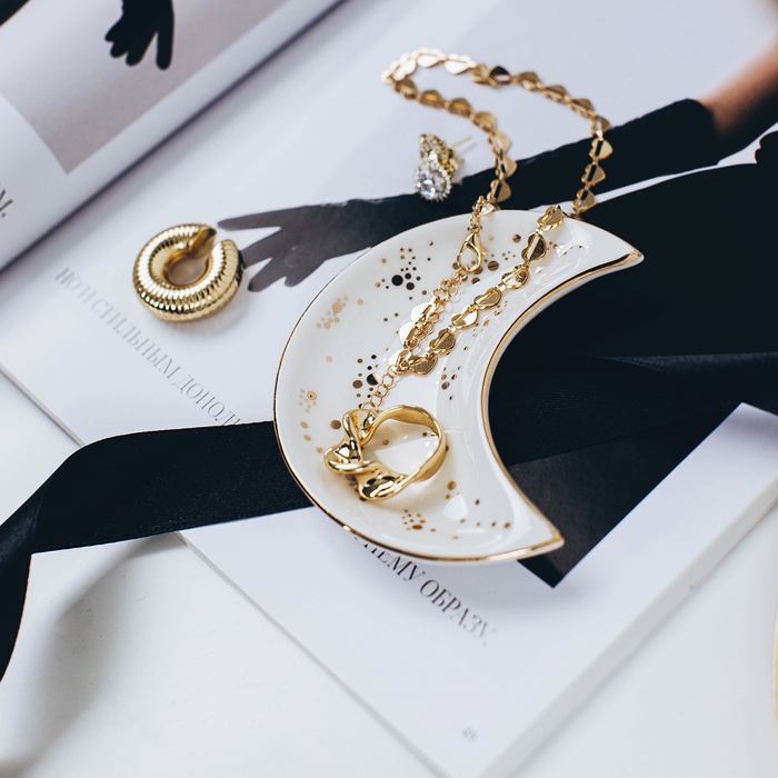 Подставка для украшений универсальная &laquo;Полумесяц&raquo;, 9,5&times;8&times;1,5 см, цвет белый