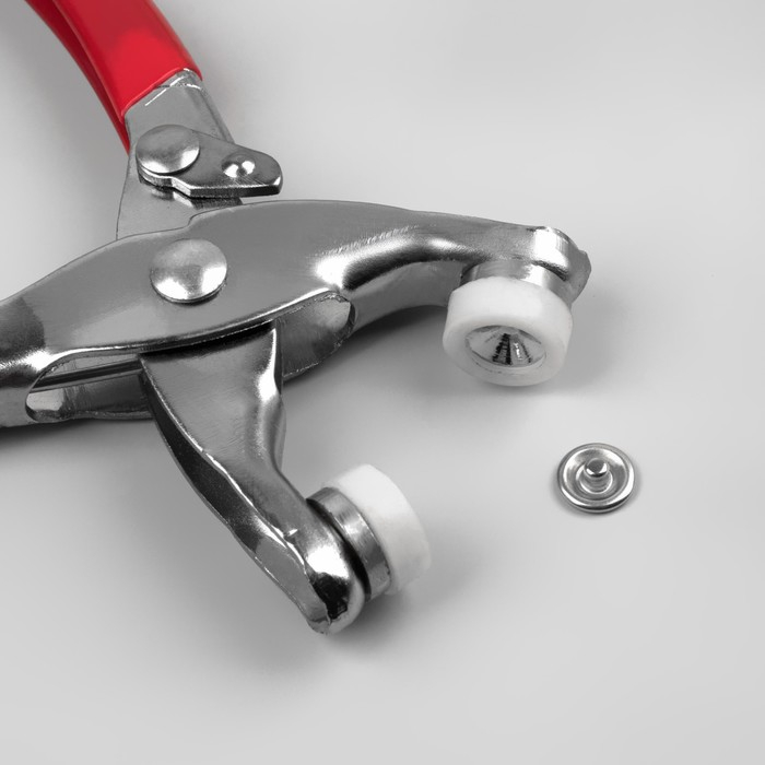 Щипцы для установки кнопок, с прорезиненными ручками, с кнопками 25 шт, 15 × 6,5 см, цвет серебряный/красный Щипцы для установки кнопок, с прорезиненными ручками, с кнопками 25 шт, 15 × 6,5 см, цвет серебряный/красный