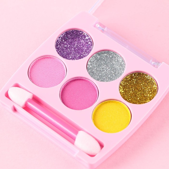 Набор косметики «Для самой крутой», блеск 8 мл, тени 6 цв, аромат черника Набор косметики «Для самой крутой», блеск 8 мл, тени 6 цв, аромат черника