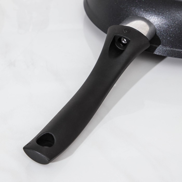 Сковорода &laquo;Традиция&raquo;, d=22 см, пластиковая ручка, антипригарное покрытие, цвет чёрный