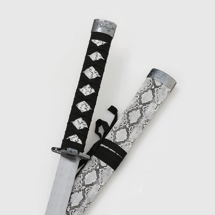 Сув. изделие катаны 3в1 на подставке, ножны кожзам, змея серая 47/70/89см Сув. изделие катаны 3в1 на подставке, ножны кожзам, змея серая 47/70/89см