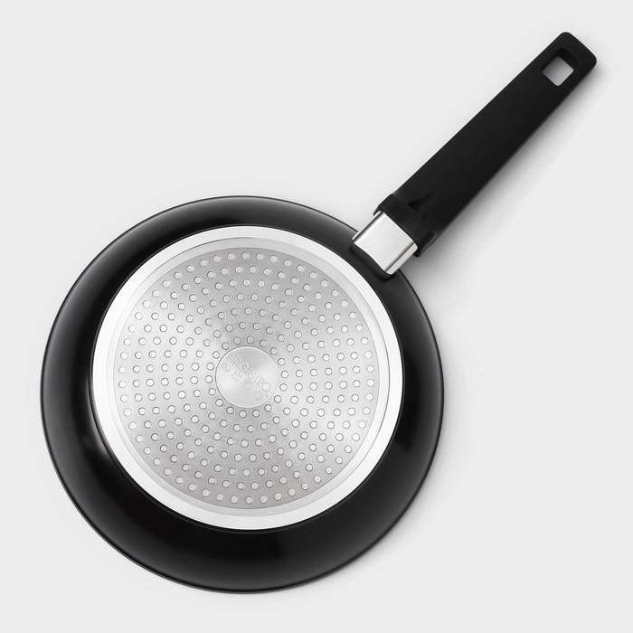 Сковорода Magistro Flame, d=24 см, h=4,7 см, ручка soft-touch, антипригарное покрытие, индукция, цвет чёрный Сковорода Magistro Flame, d=24 см, h=4,7 см, ручка soft-touch, антипригарное покрытие, индукция, цвет чёрный