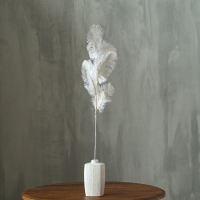 Декор из перьев «Фонтан» на ножке, высота — 58 см Декор из перьев «Фонтан» на ножке, высота — 58 см