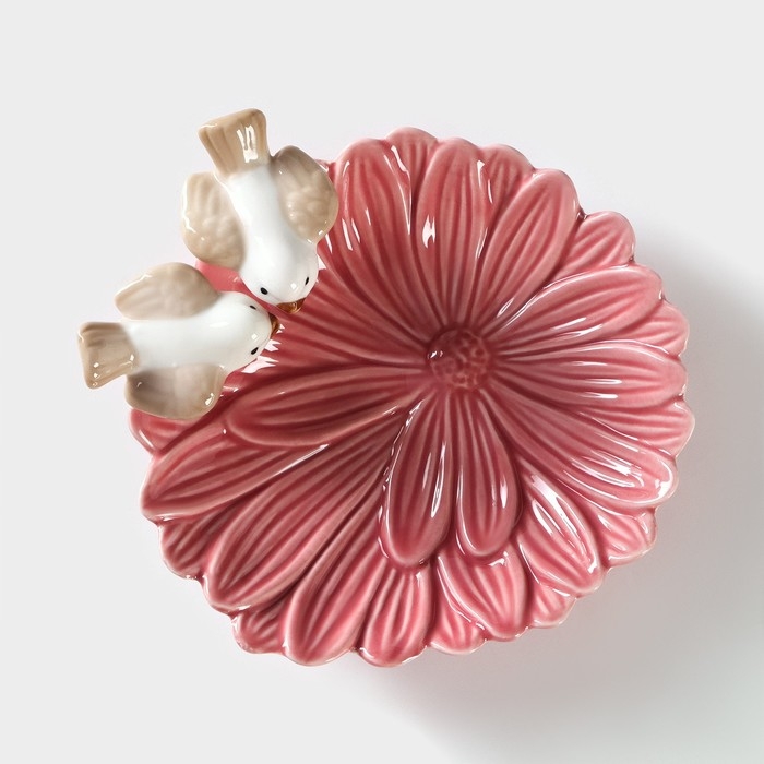 Блюдо керамическое «Голубки на цветке», 13×13,5×3 см, цвет розовый Блюдо керамическое «Голубки на цветке», 13×13,5×3 см, цвет розовый