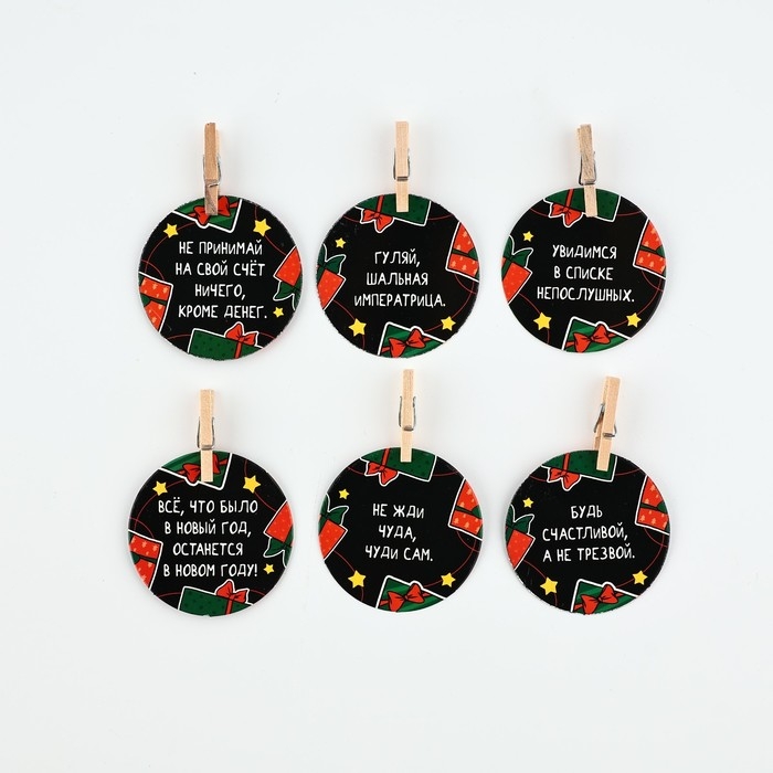 Новогодние украшения для бокалов на Новый год с пожеланиями, круг, диам. 4,5 см, 6 шт. Новогодние украшения для бокалов на Новый год с пожеланиями, круг, диам. 4,5 см, 6 шт.