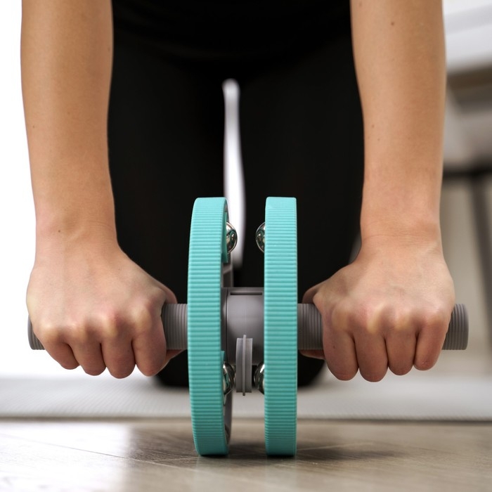 Набор для фитнеса ONLYTOP: ролик, упор для пресса, эспандер грудной, цвет бирюзовый Набор для фитнеса ONLYTOP: ролик, упор для пресса, эспандер грудной, цвет бирюзовый