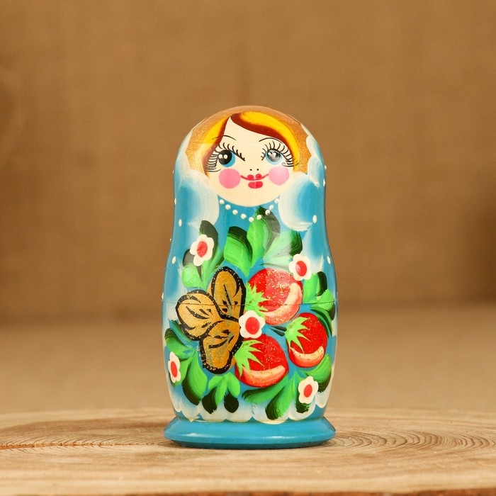 Матрёшка &laquo;Земляничка&raquo;, голубое платье, 3 кукольная, 10-12 см