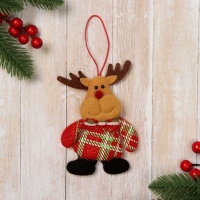 Мягкая подвеска "Олень в клетчатом костюме" 7х9 см, красный
