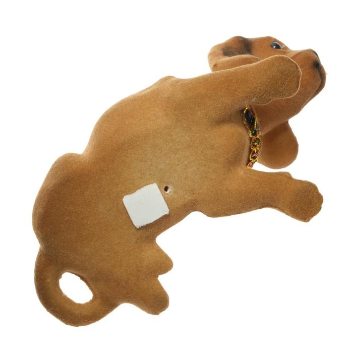 Собака на панель авто, качающая головой, большая, коричневый окрас Собака на панель авто, качающая головой, большая, коричневый окрас