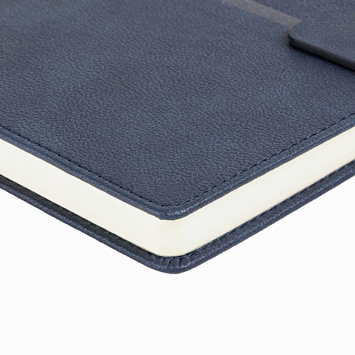 Ежедневник недатированный А5, 136 листов LYON, твердая обложка из искусственной кожи, магнитный хлястик, ляссе, кремовый блок 70 г/м2, синий