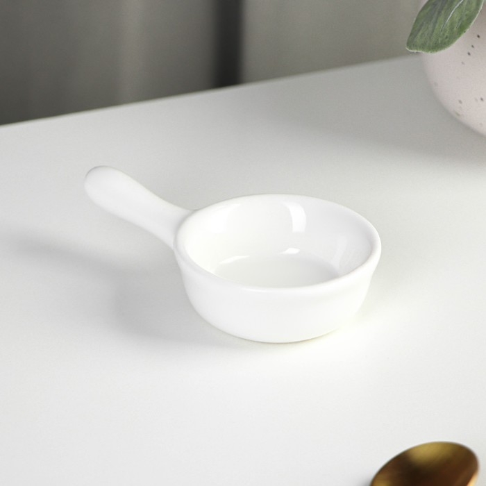 Соусник керамический с ручкой Доляна &laquo;Классика&raquo;, 30 мл, 10&times;6 см, цвет белый