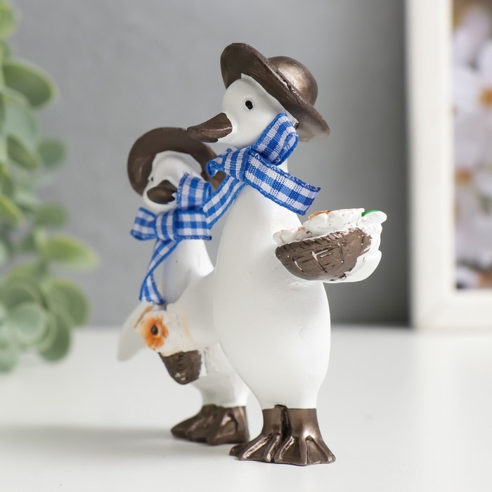 Сувенир полистоун Сувенир полистоун "Уточки в панамах, с корзинкой цветов" 9х9х3 см