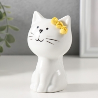 Сувенир керамика "Котик белый с жёлтыми цветочками на ушке, сидит" 7,2х6,5х10,3 см