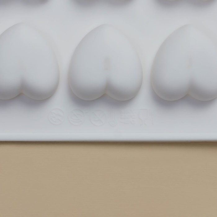 Форма для муссовых десертов и шоколада KONFINETTA &laquo;Сердца&raquo;, силикон, 29,7&times;17,3&times;1,5 см, 35 ячеек (2,7&times;2,5 см), цвет белый