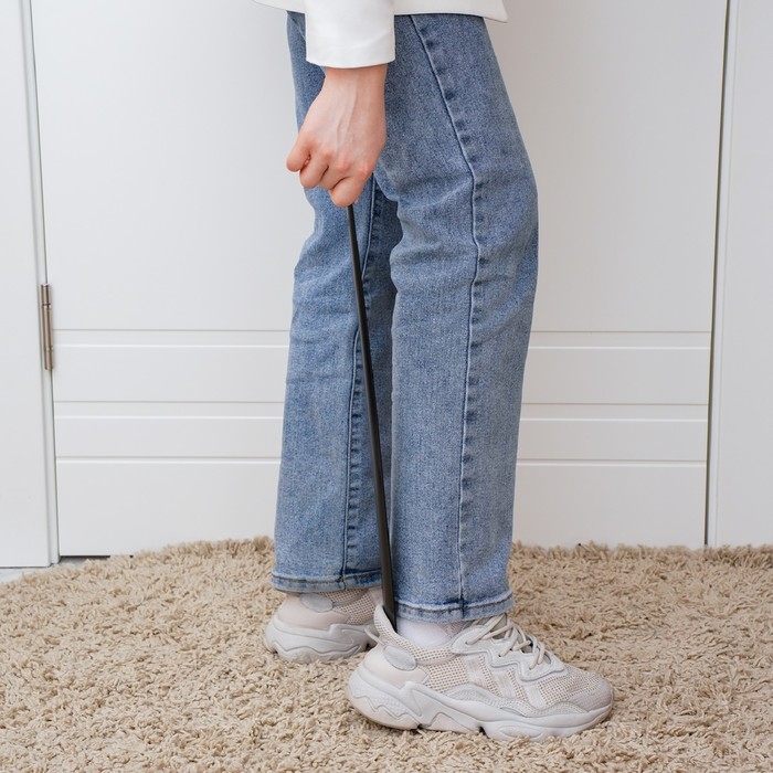 Ложка для обуви Доляна, с крючком, металлическая, 52&times;4 см, цвет чёрный