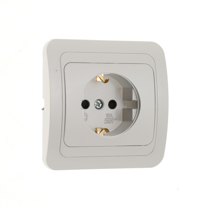 Розетка одноместная со шторкой Luazon Lighting Розетка одноместная со шторкой Luazon Lighting "Орион", 16 А, скрытая, с з/к, серебристая