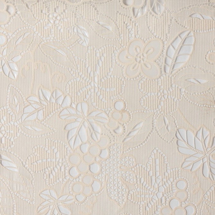 Клеёнка на стол &laquo;Ягодки&raquo;, ажурная, ширина 137 см, рулон 20 метров, толщина 0,2 мм, цвет белый