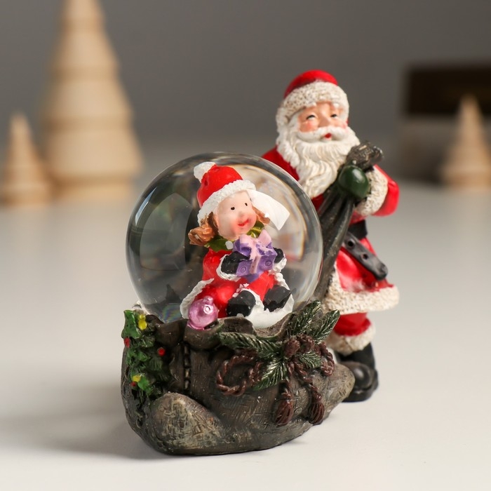 Сувенир полистоун водяной шар "Дед Мороз с мешком подарков и помощницей" 10,5х6х8,5 см