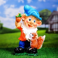 Садовая фигура "Гном с белкой" 17х25х39см Садовая фигура "Гном с белкой" 17х25х39см