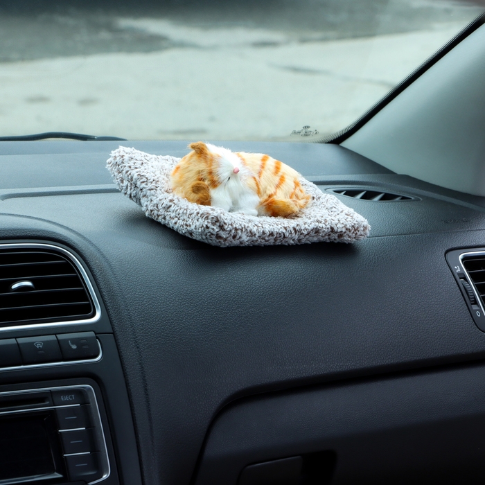 Игрушка на панель авто, кошечка на подушке, бело-рыжий окрас