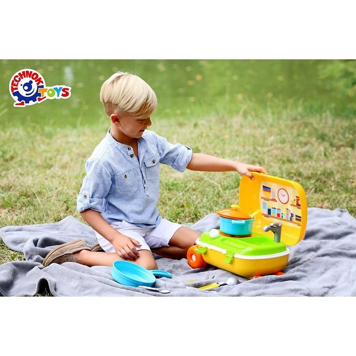 Кухня с набором посуды в жёлтом чемодане Кухня с набором посуды в жёлтом чемодане