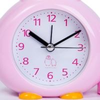 Будильник "Пингвинёнок", с карандашницей, дискретный ход, d-6 см, 12 х 14.5 см, розовый