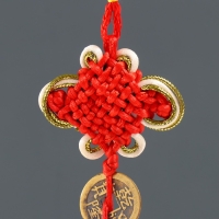 Подвеска текстиль "Золотая метла с монеткой и узлом Счастья" 29 см Подвеска текстиль "Золотая метла с монеткой и узлом Счастья" 29 см