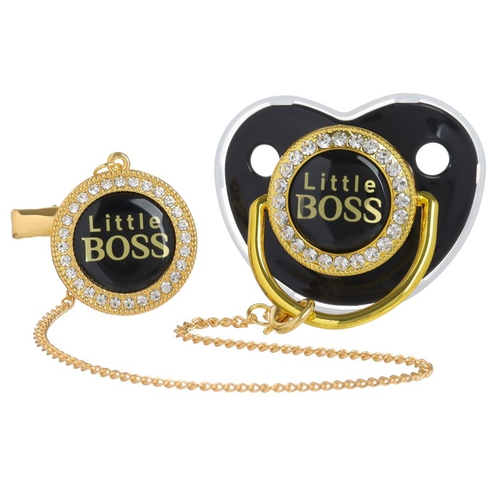 Соска - пустышка силиконовая ортодонтическая «Маленький БОСС», от 6 мес., с колпачком + держатель - цепочка, цвет черный/золото, стразы Соска - пустышка силиконовая ортодонтическая «Маленький БОСС», от 6 мес., с колпачком + держатель - цепочка, цвет черный/золото, стразы
