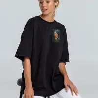 Футболка оверсайз &laquo;Мужчина с жемчужной сережкой&raquo;, черная, размер M/L