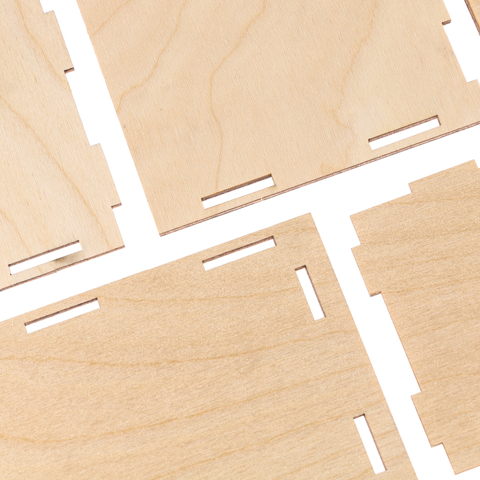 Деревянный скворечник - кормушка для птиц, закрытая Деревянный скворечник - кормушка для птиц, закрытая