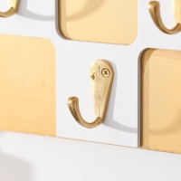 Крючки декоративные дерево "Шахматная доска" бело-золотая 20х3х25 см Крючки декоративные дерево "Шахматная доска" бело-золотая 20х3х25 см