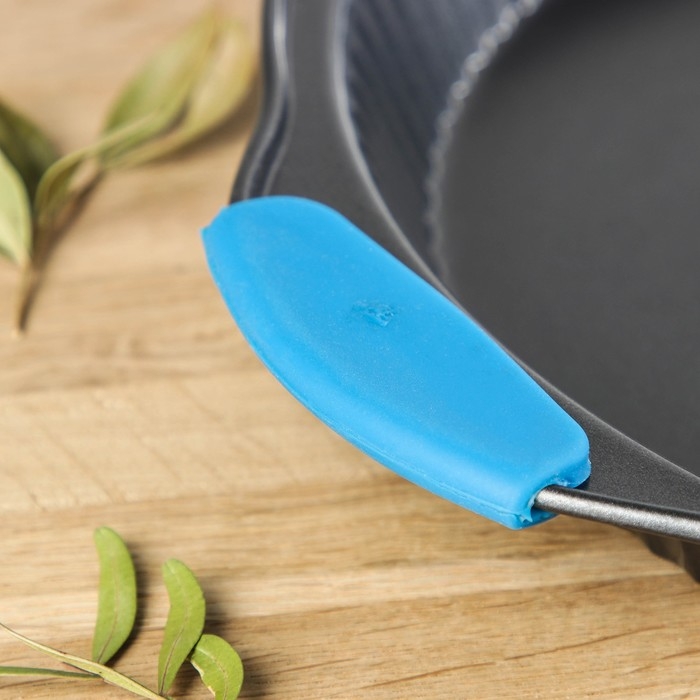 Форма для выпечки Доляна «Рифлёный круг. Забота», 30,5×4 см, с силиконовыми ручками, антипригарное покрытие, цвет чёрный Форма для выпечки Доляна «Рифлёный круг. Забота», 30,5×4 см, с силиконовыми ручками, антипригарное покрытие, цвет чёрный