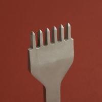 Набор строчных ромбовидных пробойников для кожи, шаг = 4 мм, 4 шт, цвет никель Набор строчных ромбовидных пробойников для кожи, шаг = 4 мм, 4 шт, цвет никель