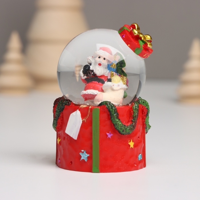 Сувенир полистоун водяной шар свет Сувенир полистоун водяной шар свет "Дед Мороз. Подарок" МИКС 4,5х4,5х7,5 см