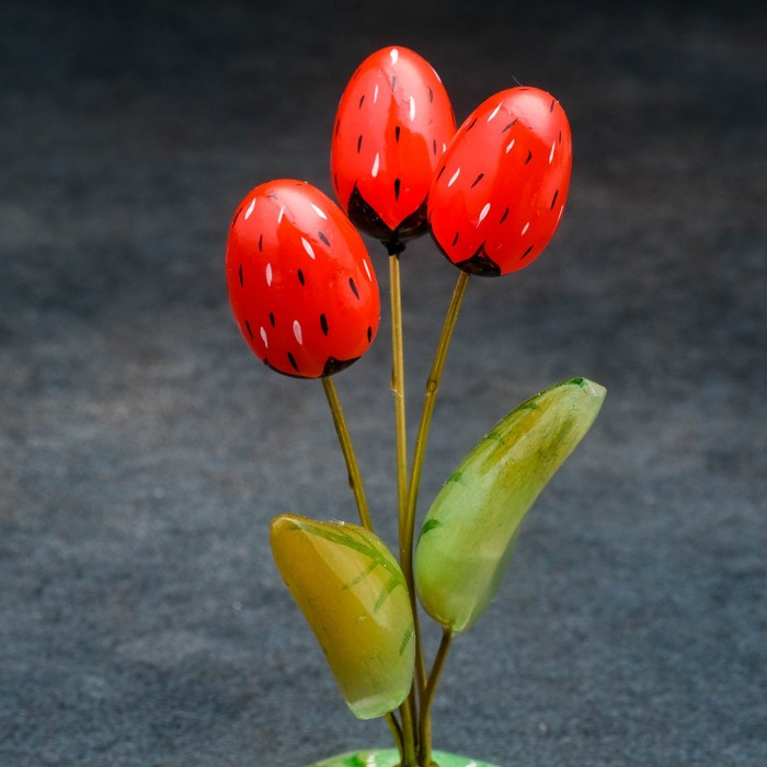 Сувенир &laquo;Земляничка&raquo;, 6&times;8,5 см, селенит